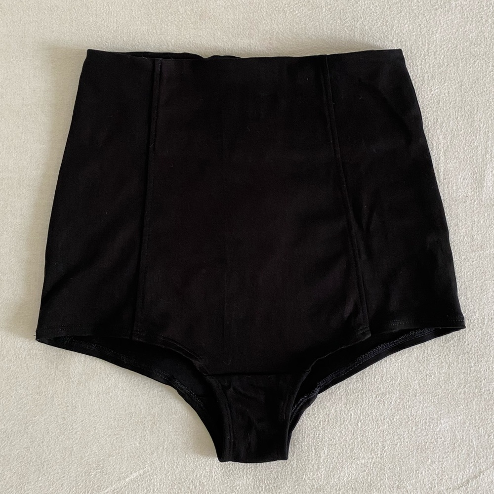 Black high-waist hot pants Motel Rocks Small